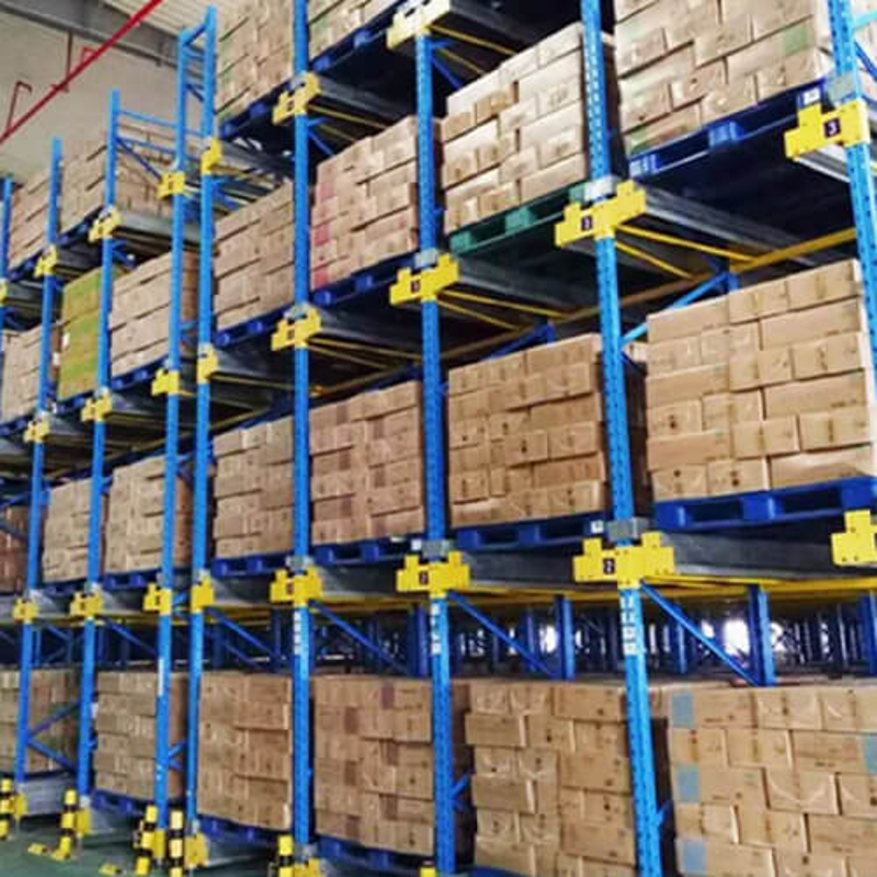 Descubre cómo se fabrican las tarimas plásticas, desde la materia prima hasta el producto final, garantizando resistencia y calidad en cada paso.